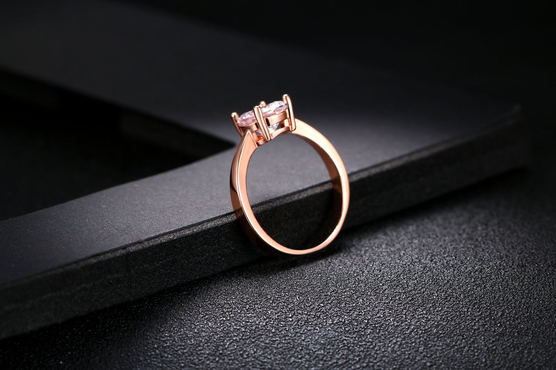 Anillo de oro rosado y circonita
