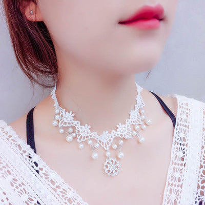 Collar de mujer de encaje blanco con pedrería