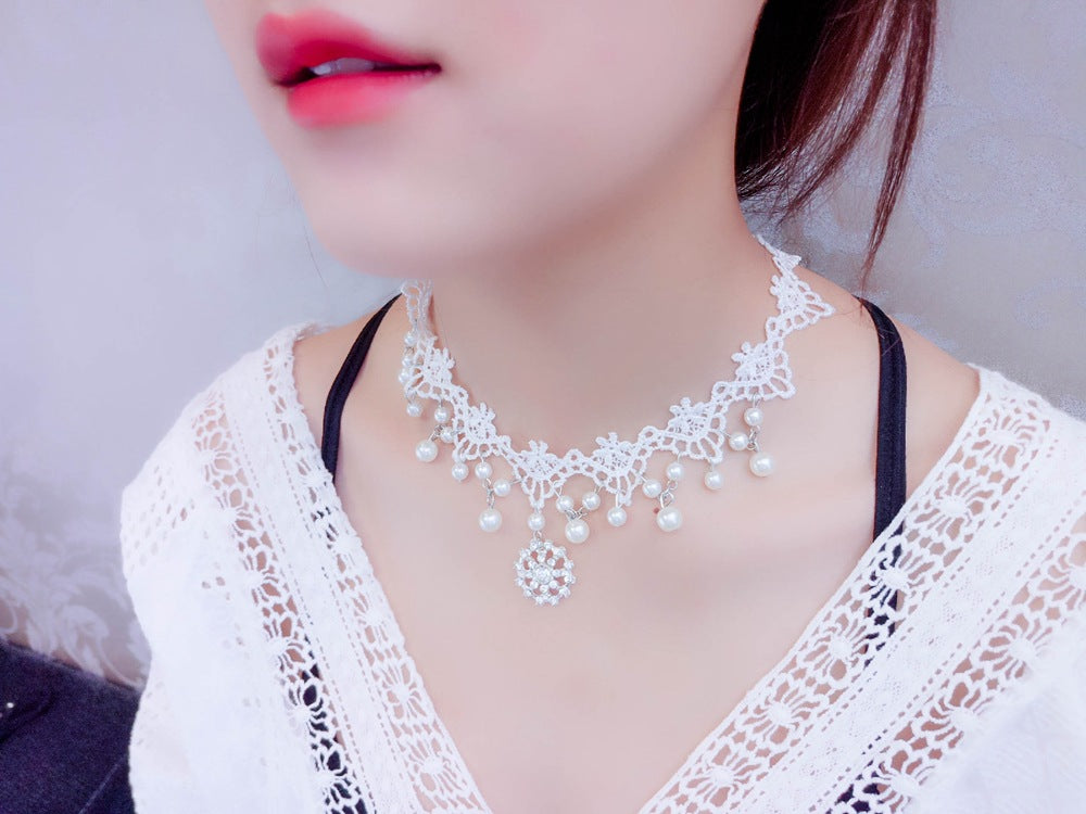 Collar de mujer de encaje blanco con pedrería