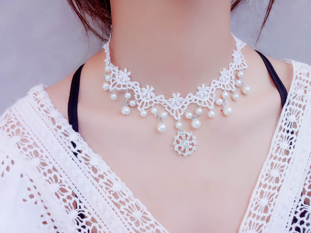 Collar de mujer de encaje blanco con pedrería