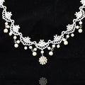 Collar de mujer de encaje blanco con pedrería
