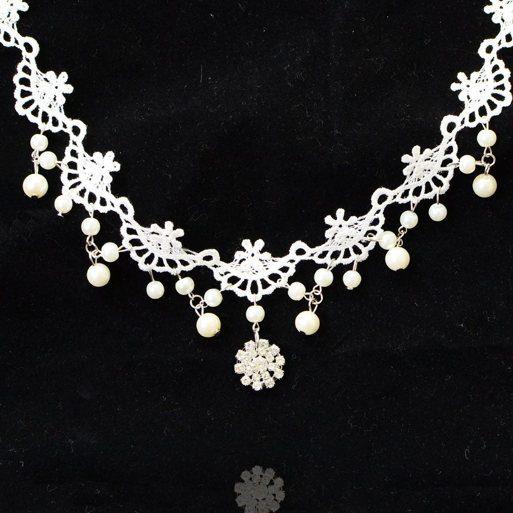 Collar de mujer de encaje blanco con pedrería