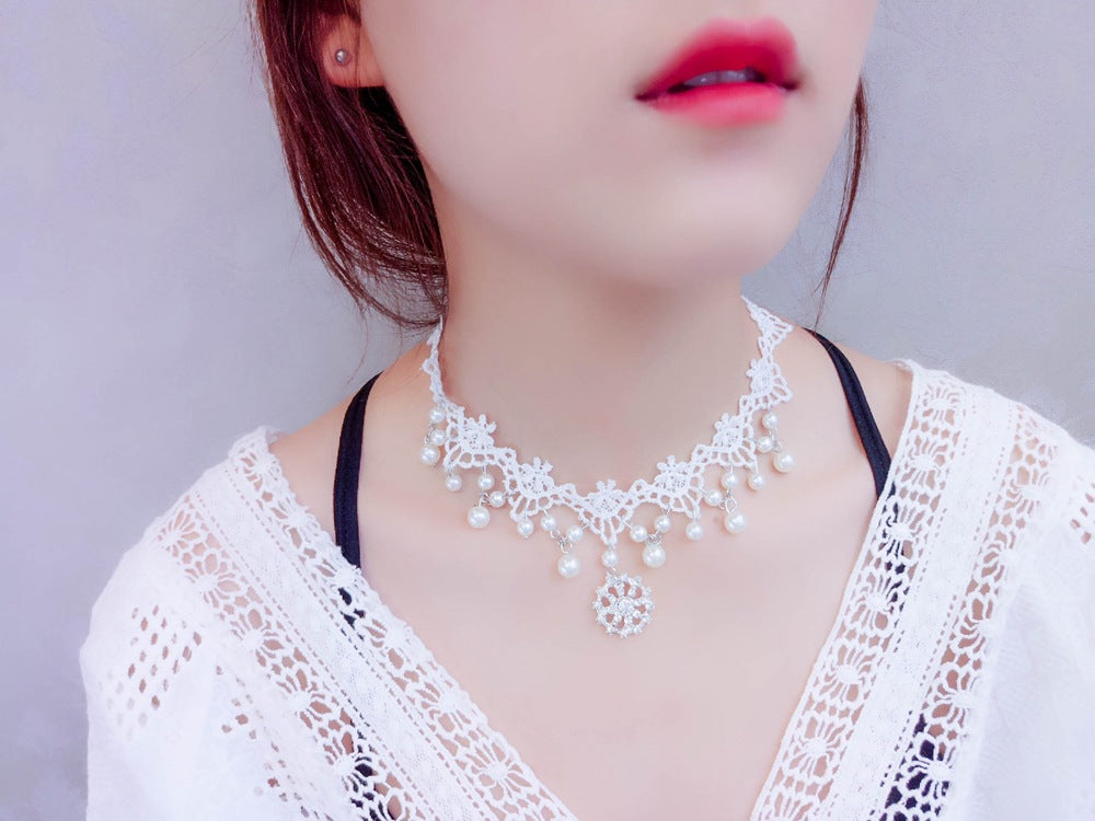 Collar de mujer de encaje blanco con pedrería