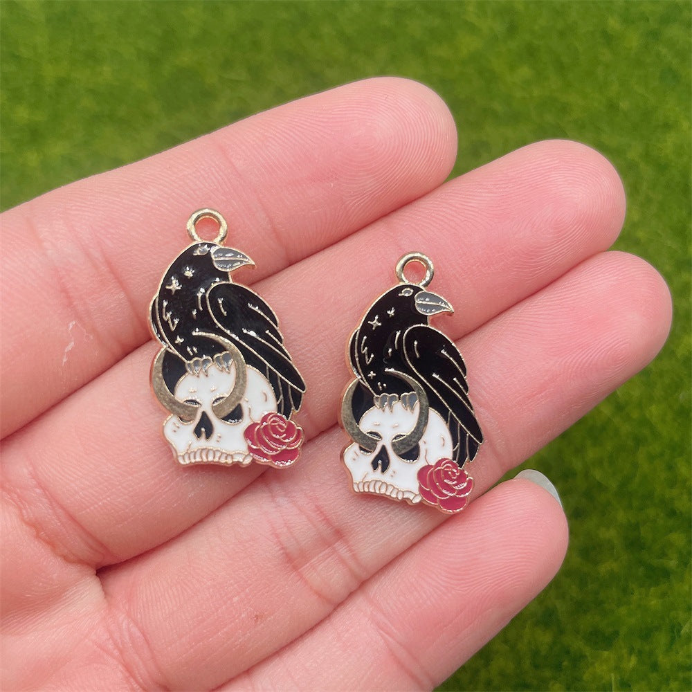 Halskette mit Anhänger im Gothic-Stil mit schwarzer Krähe