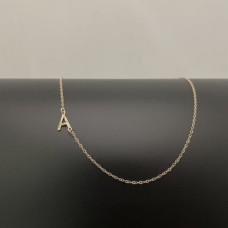 Anfangsbuchstaben-Halsketten für Damen, zierliche Gold-Buchstabenkette 14 Karat vergoldet seitliche Initiale Halskette niedlicher Name einfache Choker-Halsketten für Damen trendige Schmuckgeschenke