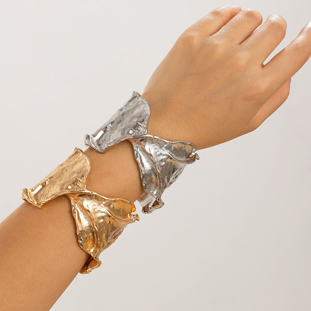 Design Liquid Pleated Cross Bracelet