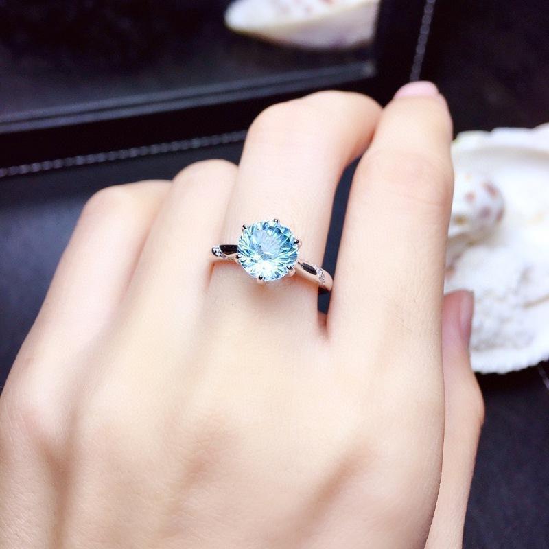 Anillo de topacio azul cielo con talla fuegos artificiales naturales