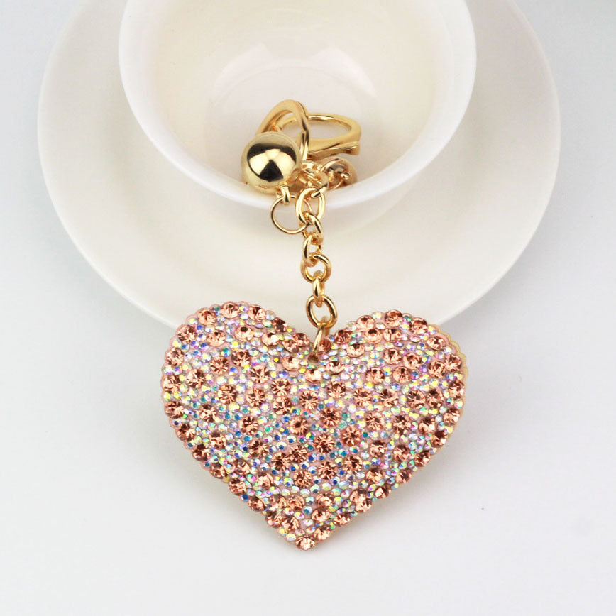 Llavero de franela con forma de corazón de durazno y diamantes de colores