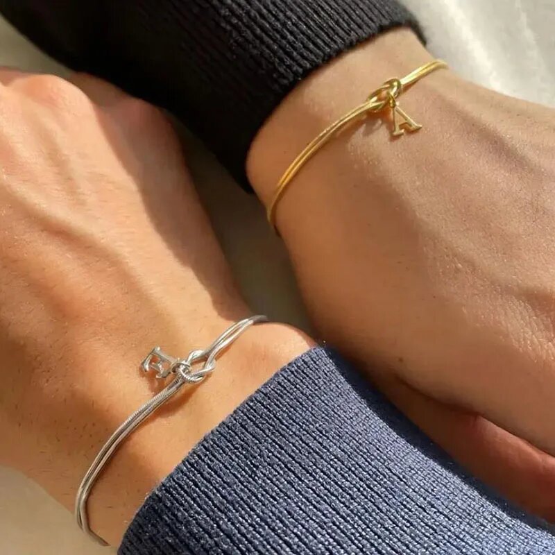 Nuevas pulseras con nudo de amor de la A a la Z para mujer, pulseras con dije de cadena de serpiente delicada de color dorado para parejas, joyería de acero inoxidable, regalo para el Día de San Valentín