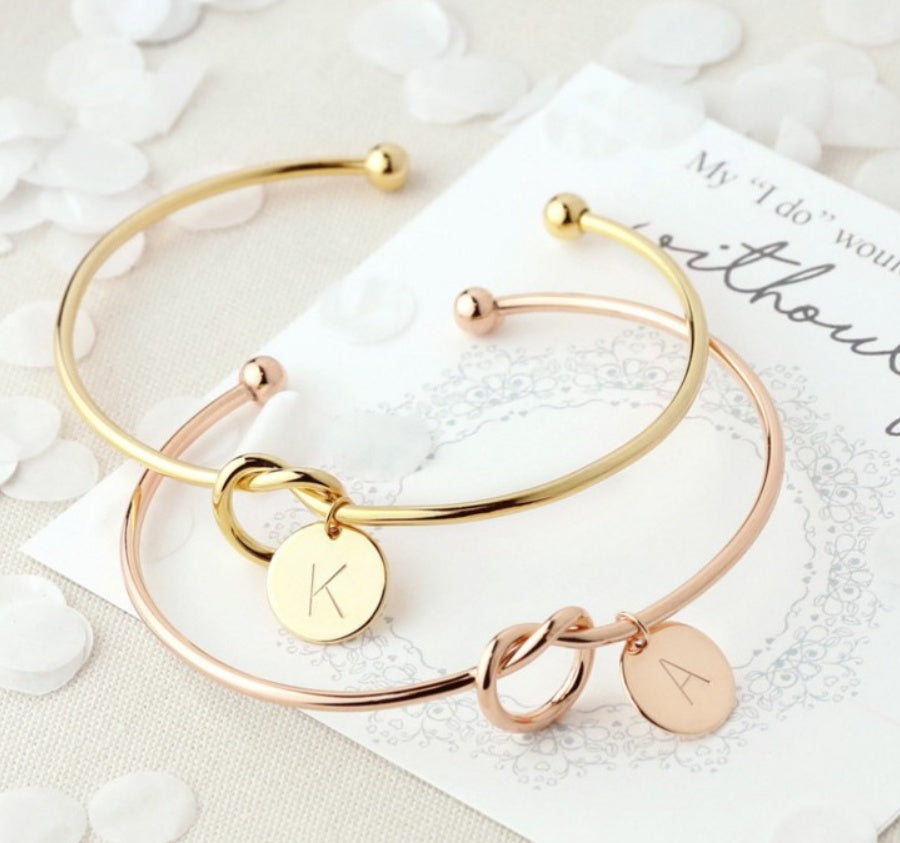 Pulsera con nudo de corazón e iniciales personalizadas