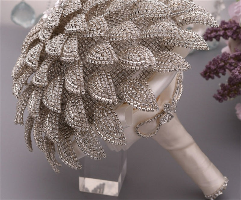 Ramo de novia hecho a mano con diamantes de imitación dorados en forma de flor para llevar en la mano