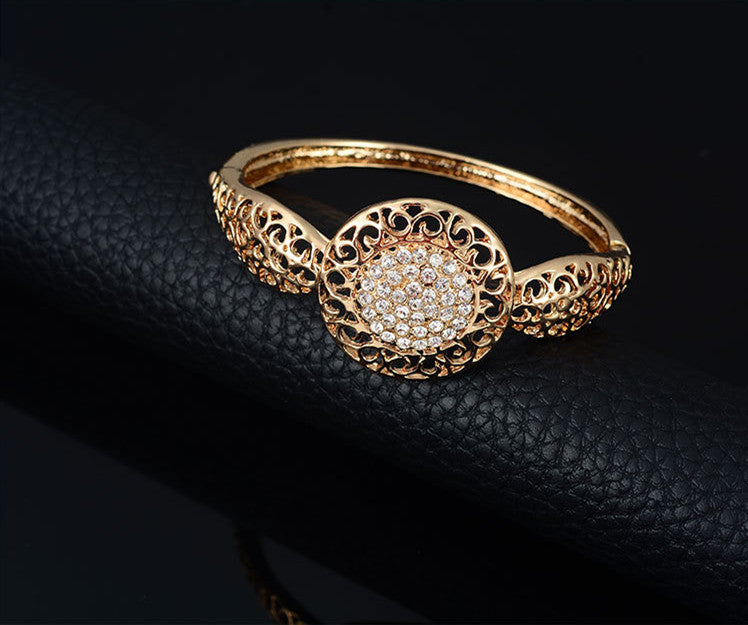 Juego de cuatro piezas de joyería: collar, pendientes, anillo
