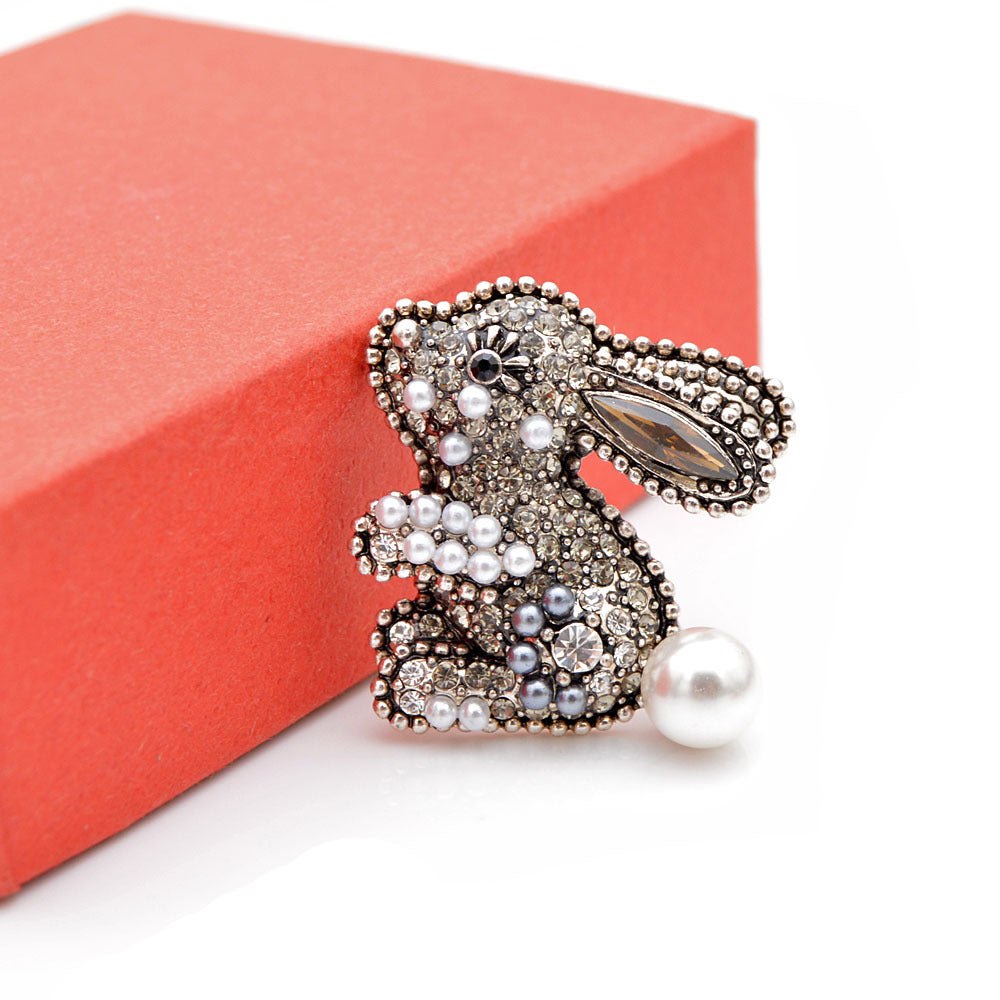 Broche de conejo de diamantes Diseño de animales de dibujos animados del zodiaco Corsage lindo Suéter Ropa