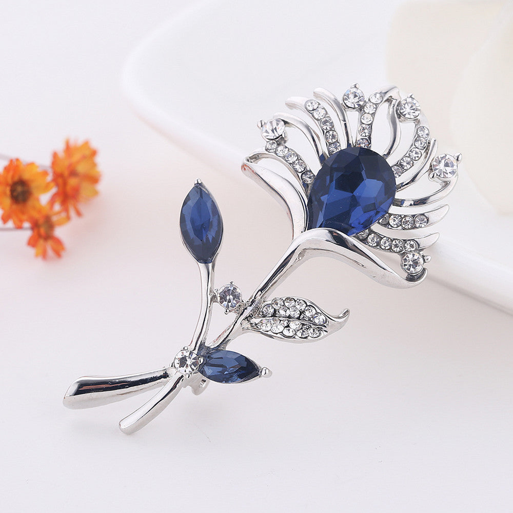 Broche de ropa de moda y elegante frasco de perfume