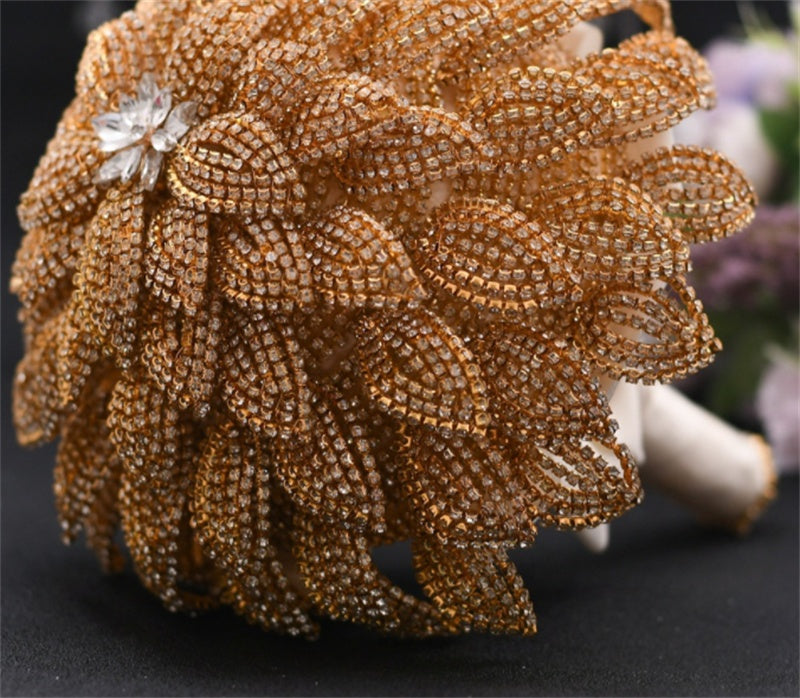 Ramo de novia hecho a mano con diamantes de imitación dorados en forma de flor para llevar en la mano