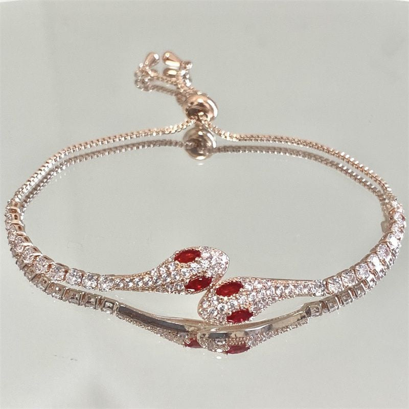 Damenmode und vollbesetztes Schlangenarmband