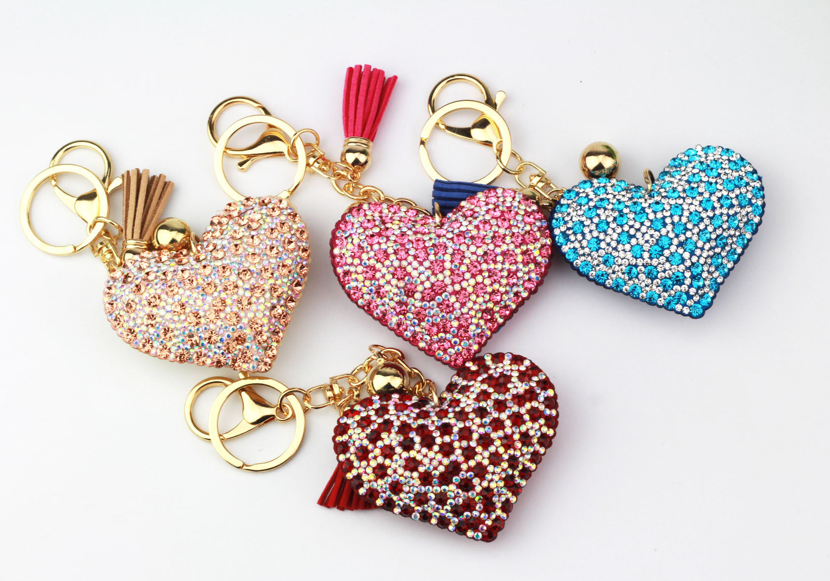 Llavero de franela con forma de corazón de durazno y diamantes de colores