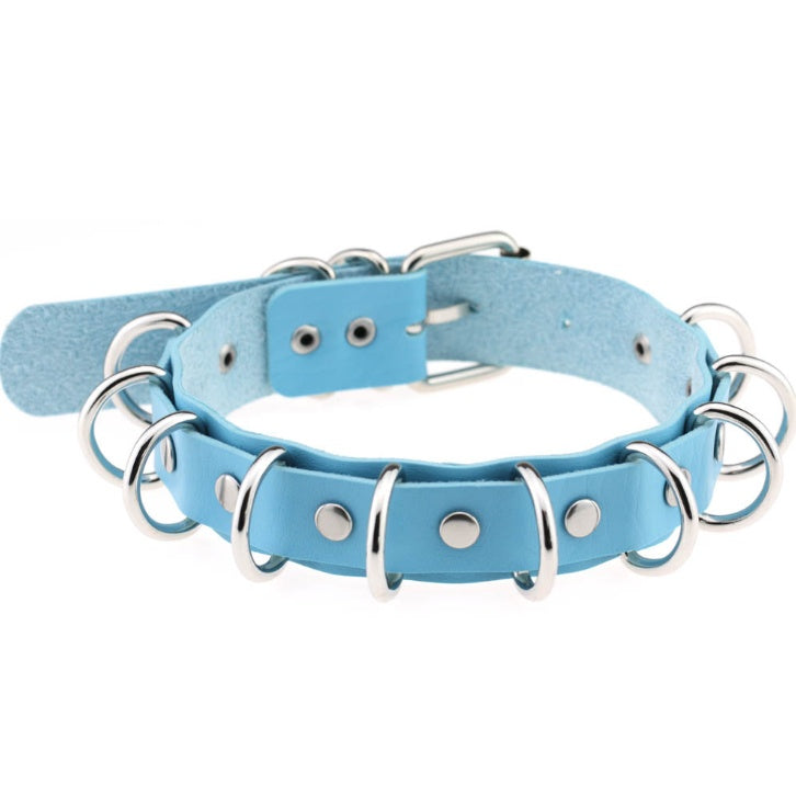 Collar doble de cuero estilo punk exagerado con múltiples aros metálicos