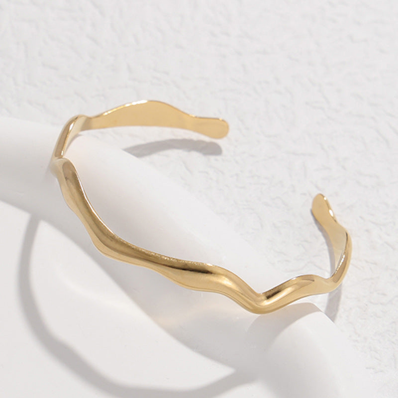 Einfaches Titan-Edelstahl-Armband mit Wellenmuster
