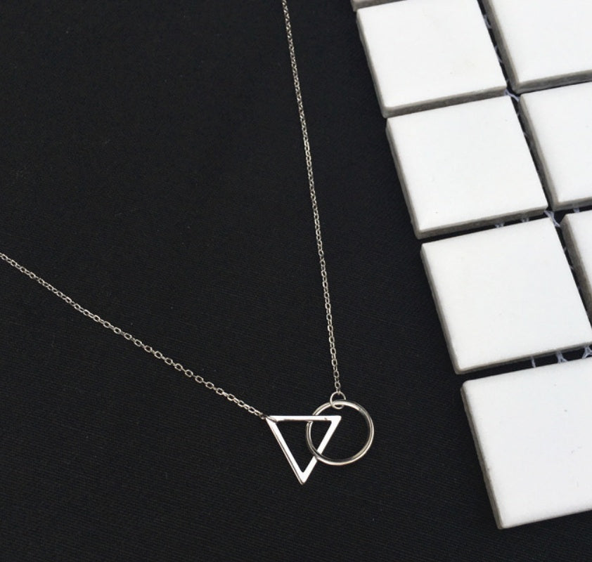 Einfache Halskette mit geometrischem Anhänger aus 925er Sterlingsilber