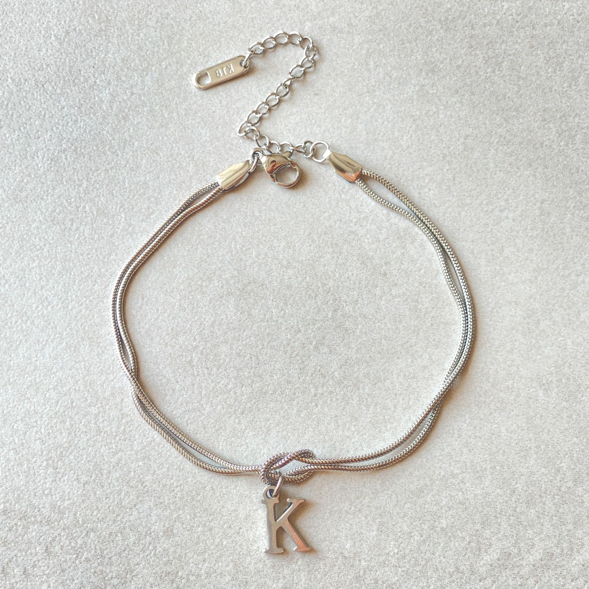 Nuevas pulseras con nudo de amor de la A a la Z para mujer, pulseras con dije de cadena de serpiente delicada de color dorado para parejas, joyería de acero inoxidable, regalo para el Día de San Valentín