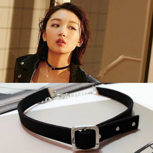 Collar gargantilla con tachuelas