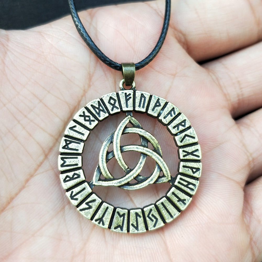 Nordische Halskette mit mythischen Runen-Amulett