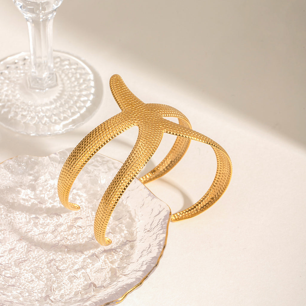 Pulsera abierta de estrella de mar martillada de acero inoxidable