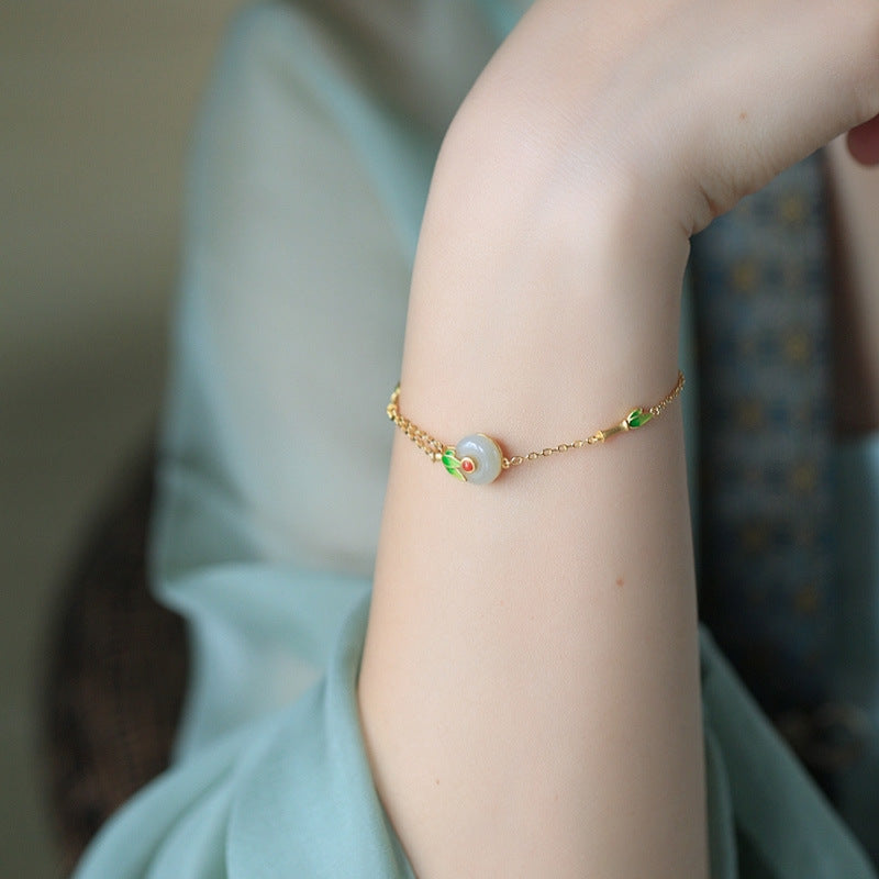 Pulsera de lujo ligero de estilo retro de hadas, de jade hetian con incrustaciones de oro antiguo y hebilla de la paz esmaltada.