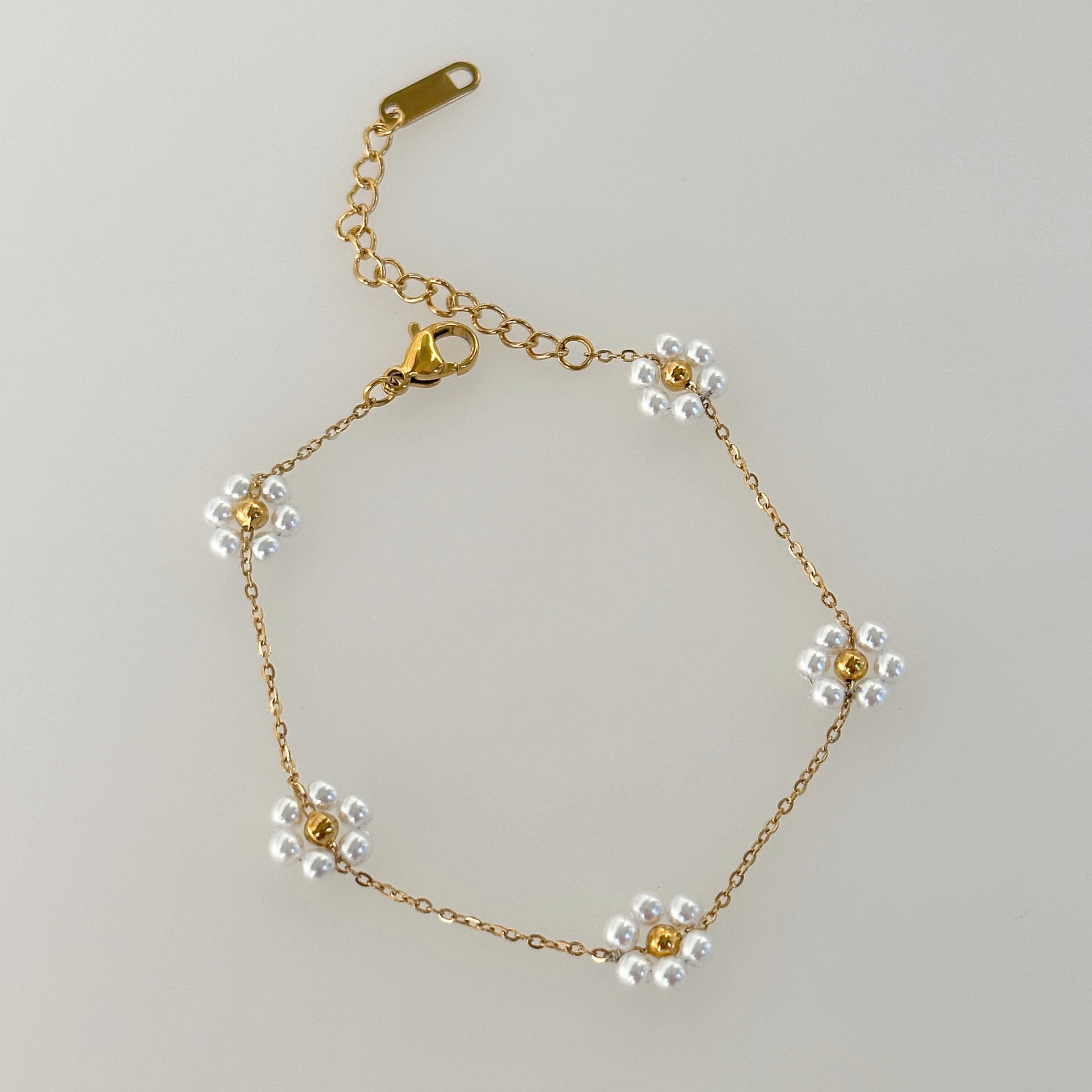 Perlenkette mit kleinen Blumen aus Titanstahl