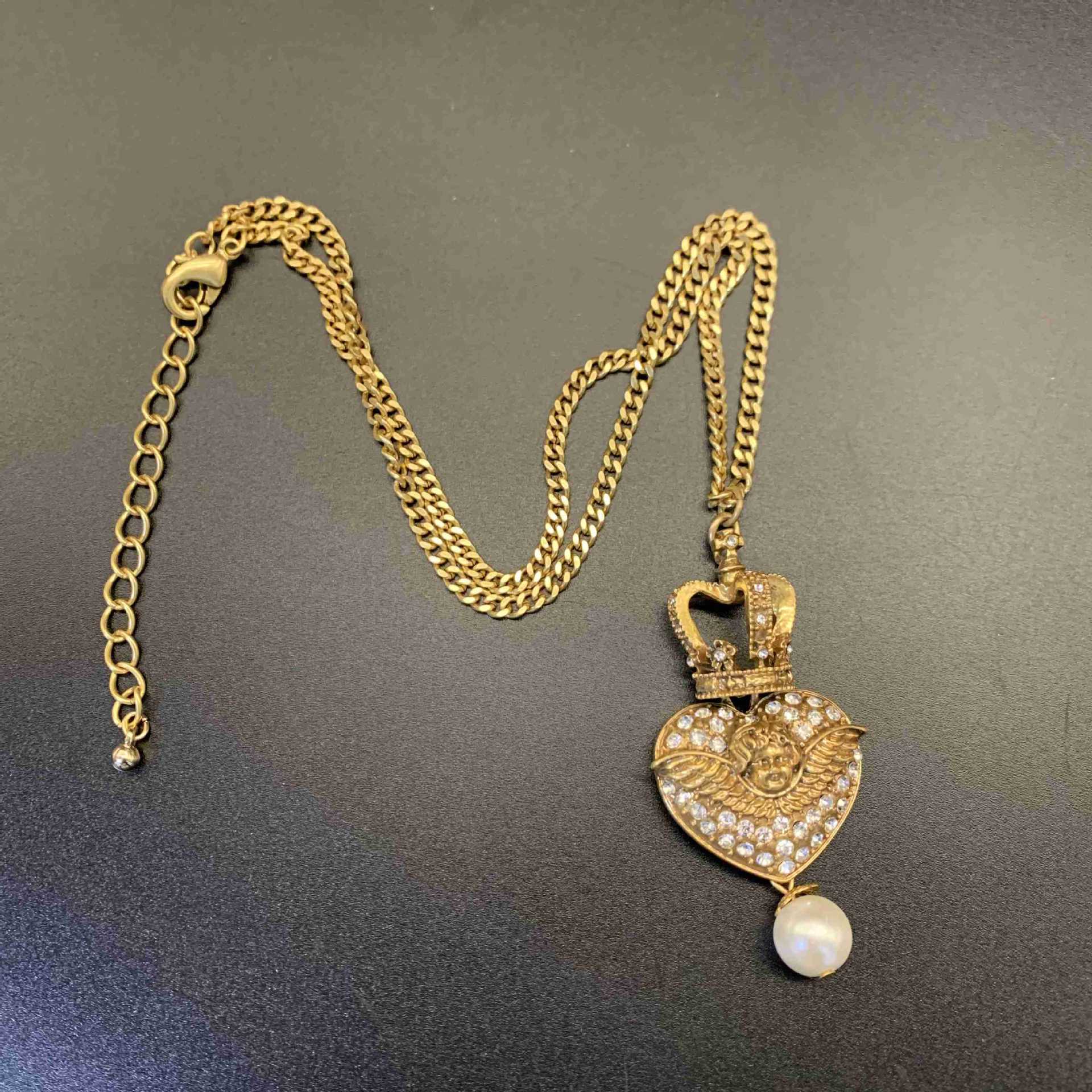 Vintage Amor Ohrringe Halskette Hochwertiger, diamantbesetzter geschnitzter Glasur-Schmuck
