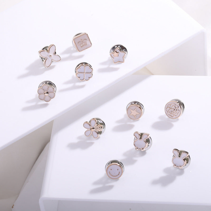 Nuevo estilo clásico trébol de cuatro hojas hebilla anti-exposición no deseada broche de aceite de dibujos animados blanco accesorios de botón gemelos