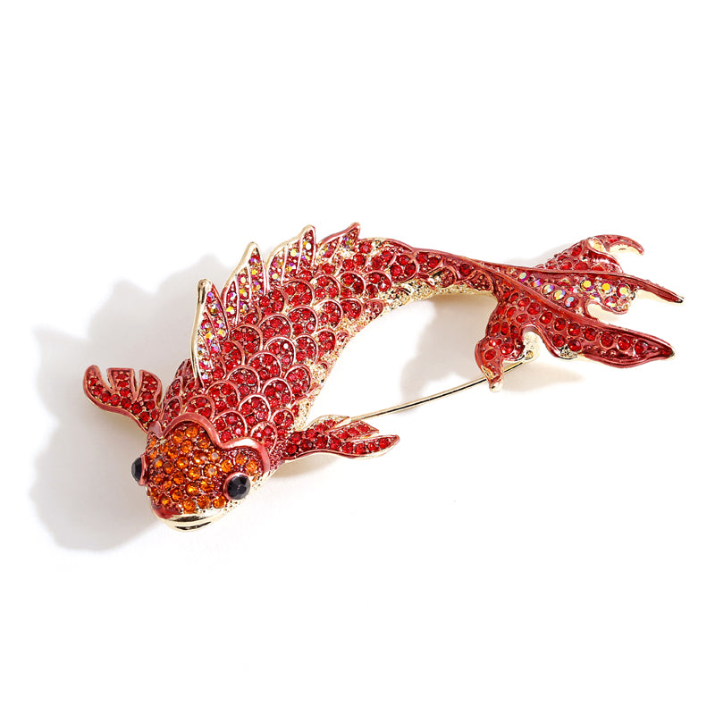 Broche de pedrería de carpa koi roja para traje o abrigo de festival