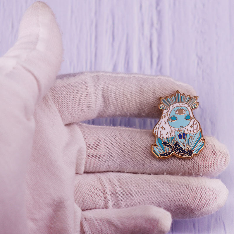 Pin de esmalte de cristal de sirena con broche de tercer ojo