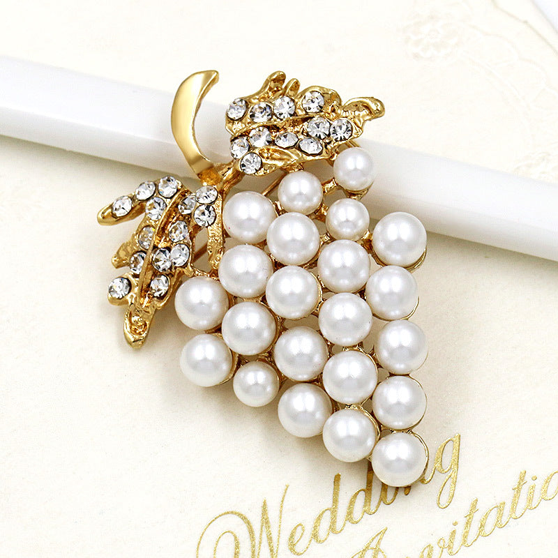 Broche de perlas y uvas de cristal de moda