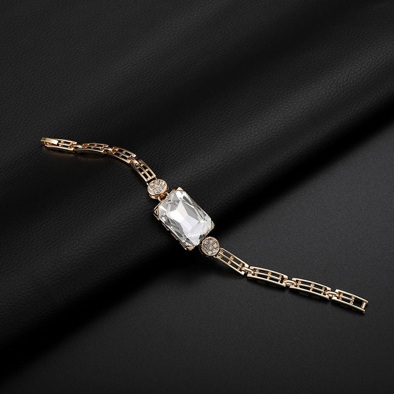 Vier heißbegehrte Armbänder und Ringe mit eingelegten Edelsteinen