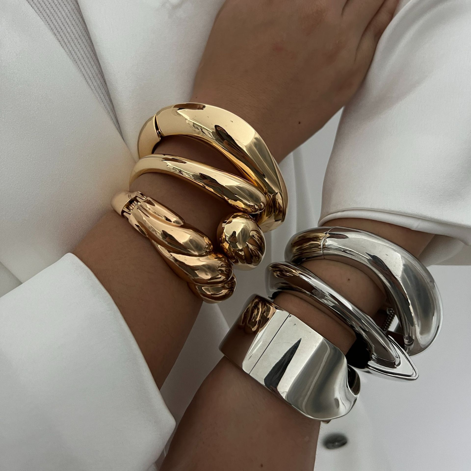 Fashion Trend Metal Glossy Surface Water Drop Hug Bracelet