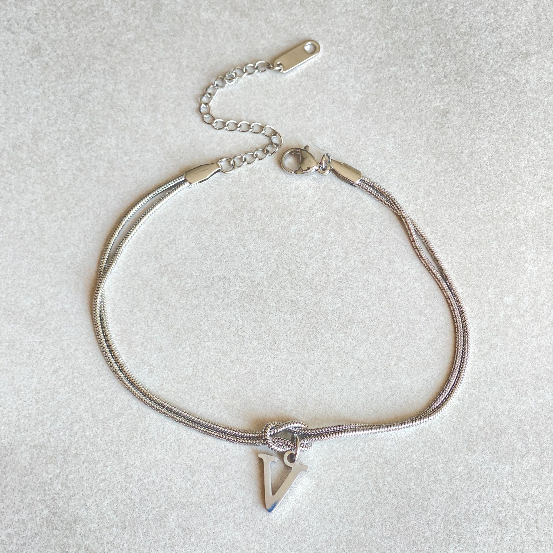 Nuevas pulseras con nudo de amor de la A a la Z para mujer, pulseras con dije de cadena de serpiente delicada de color dorado para parejas, joyería de acero inoxidable, regalo para el Día de San Valentín