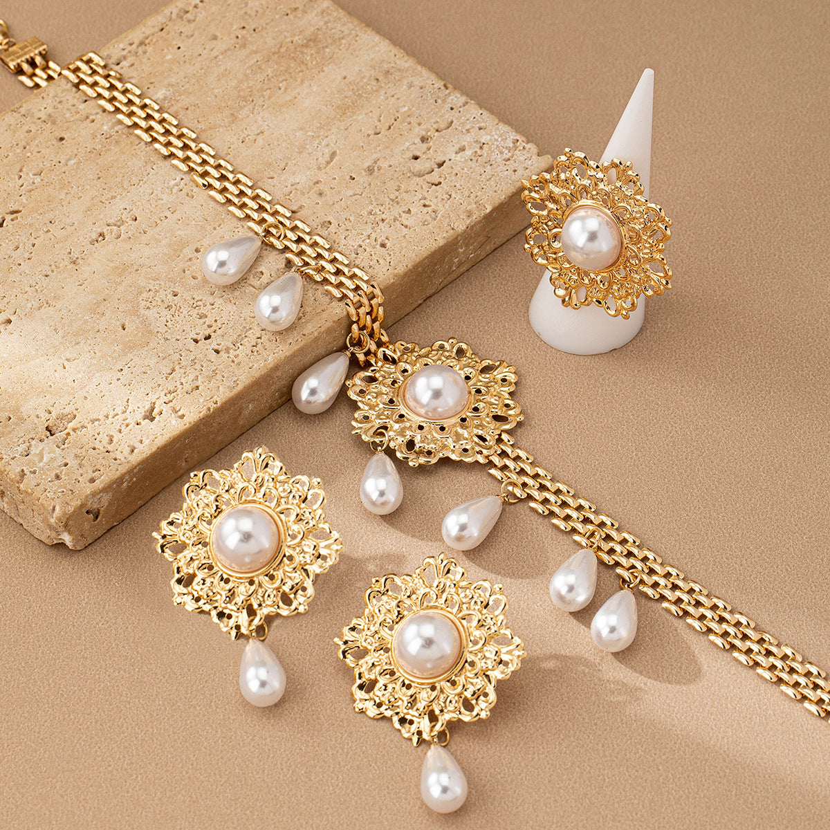 Französische Retro Aushöhlen Blume Perle Quaste Halskette Ohrstecker Ring