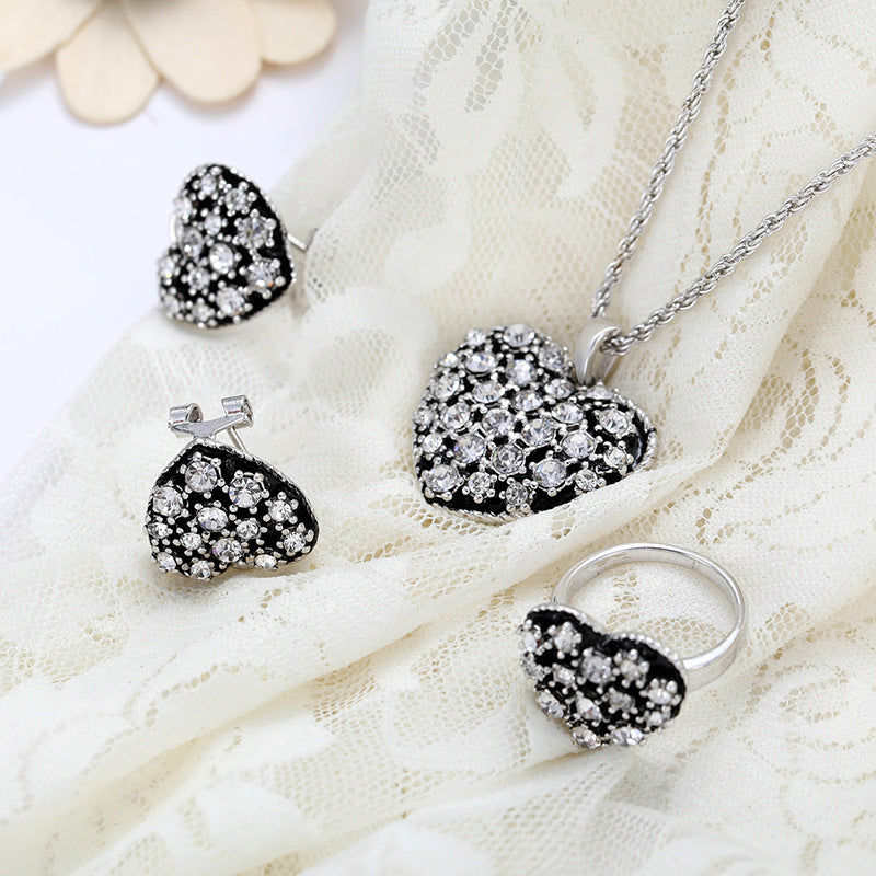 Schmuckset im Retro-Ethno-Stil, Halskette, Ohrringe, Ring, dreiteiliges Brautschmuck-Set mit Herzform