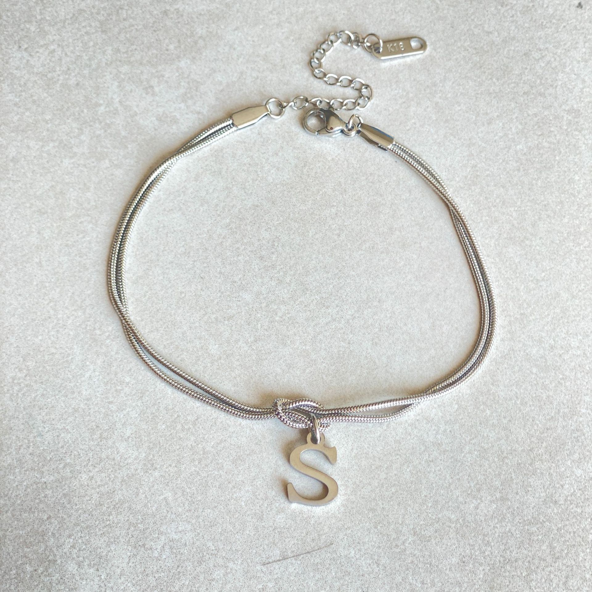 Nuevas pulseras con nudo de amor de la A a la Z para mujer, pulseras con dije de cadena de serpiente delicada de color dorado para parejas, joyería de acero inoxidable, regalo para el Día de San Valentín