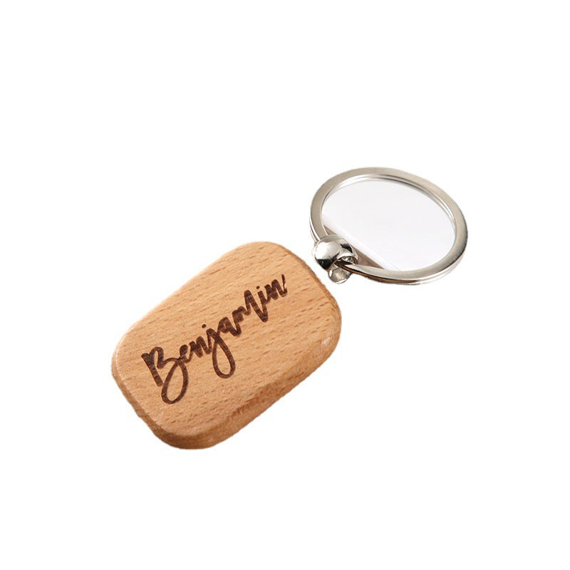 Llavero con colgante de letras de madera grabadas con nombre