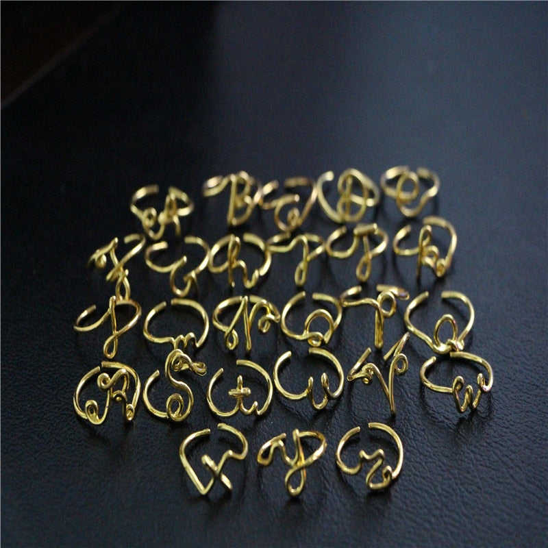 Anillos de nombre inicial de 26 letras A-Z unisex en color oro y plata para mujeres y hombres, de aleación geométrica creativa, venta al por mayor de joyería