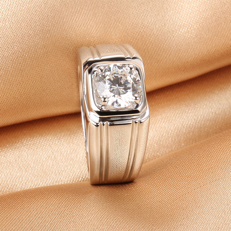 Anillo de moissanita bañado en oro de plata de ley