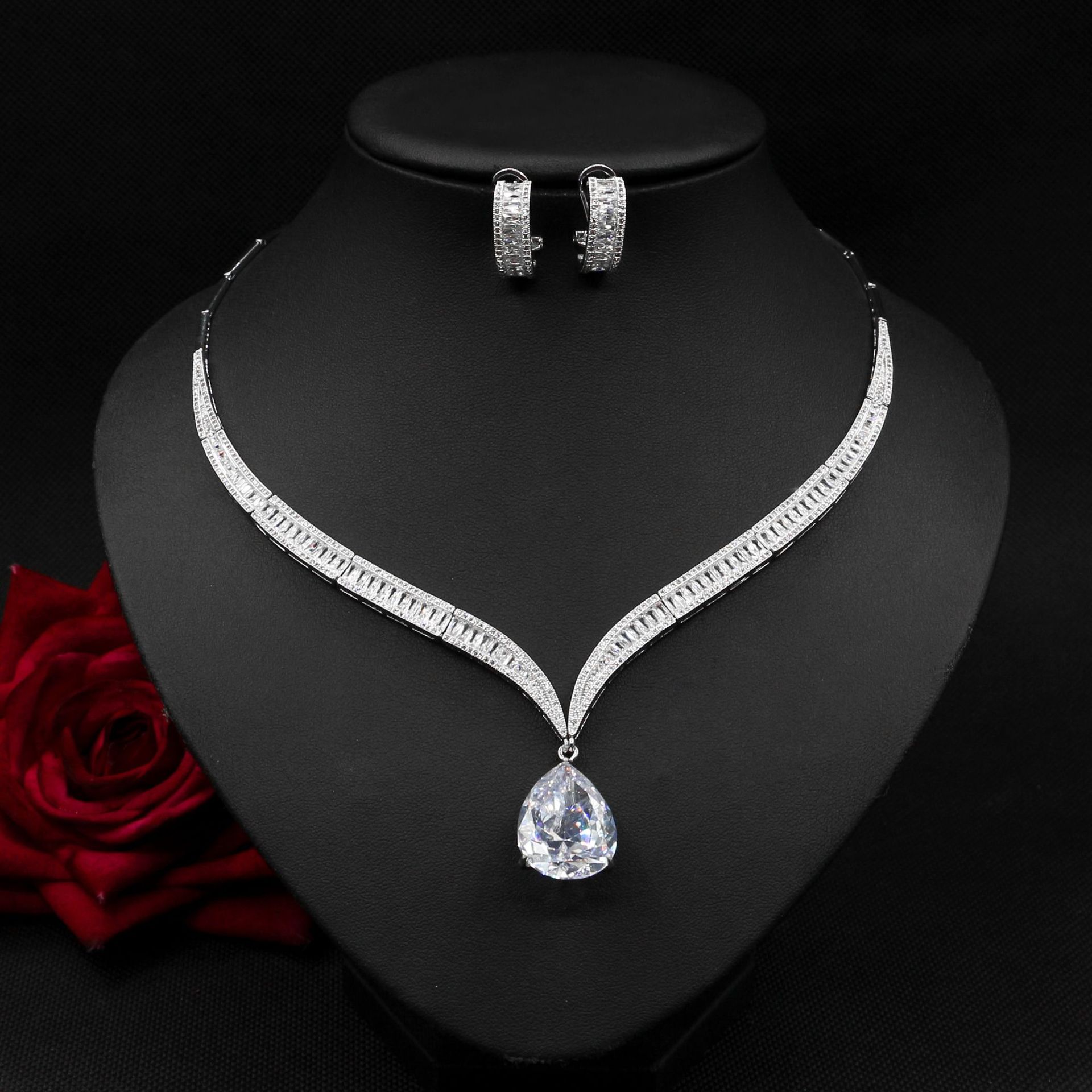 Halskette mit Wassertropfen-Zirkon und Ohrring-Set