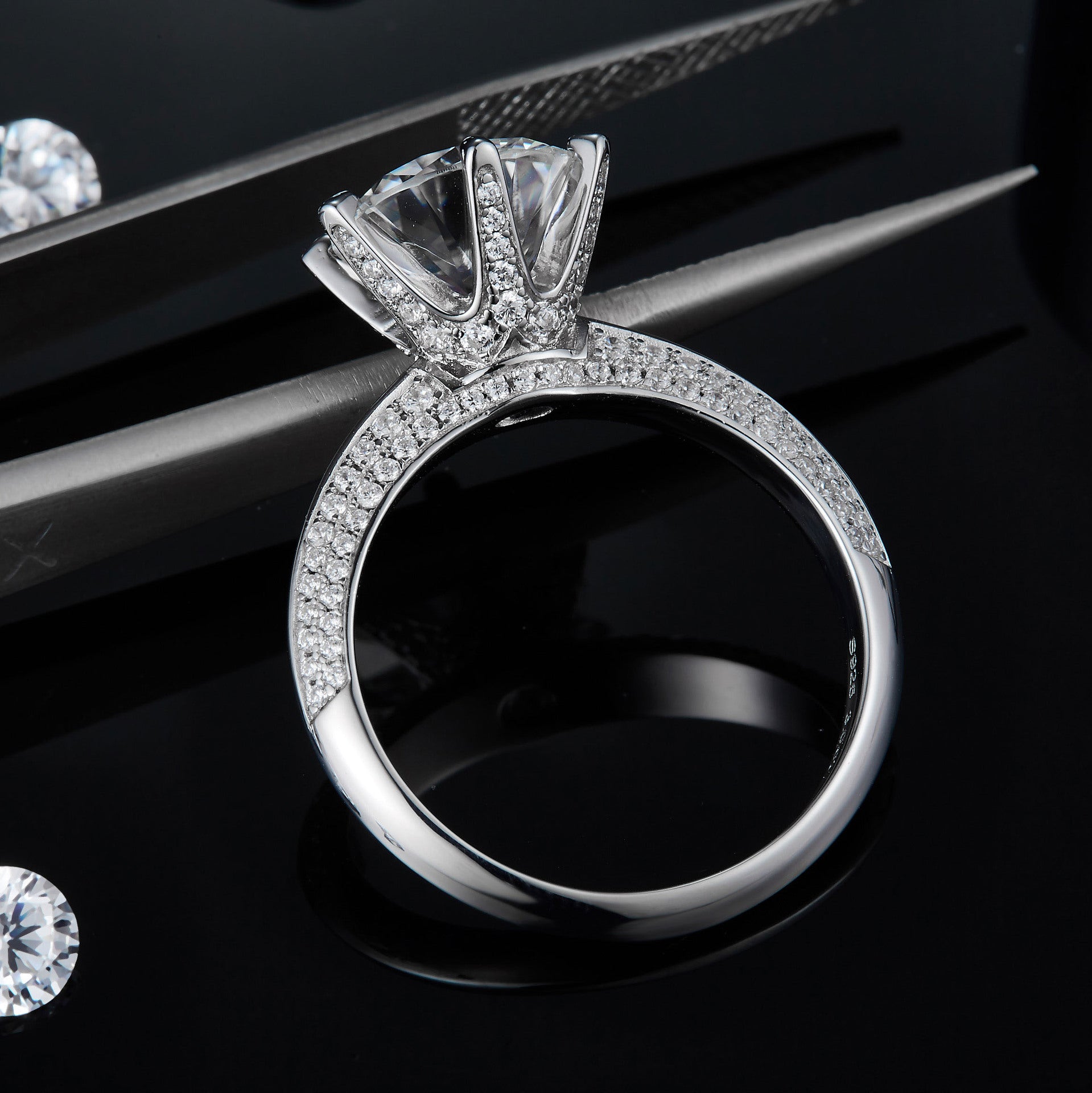 Anillo de moissanita con baño de oro blanco y plata S925 para mujer