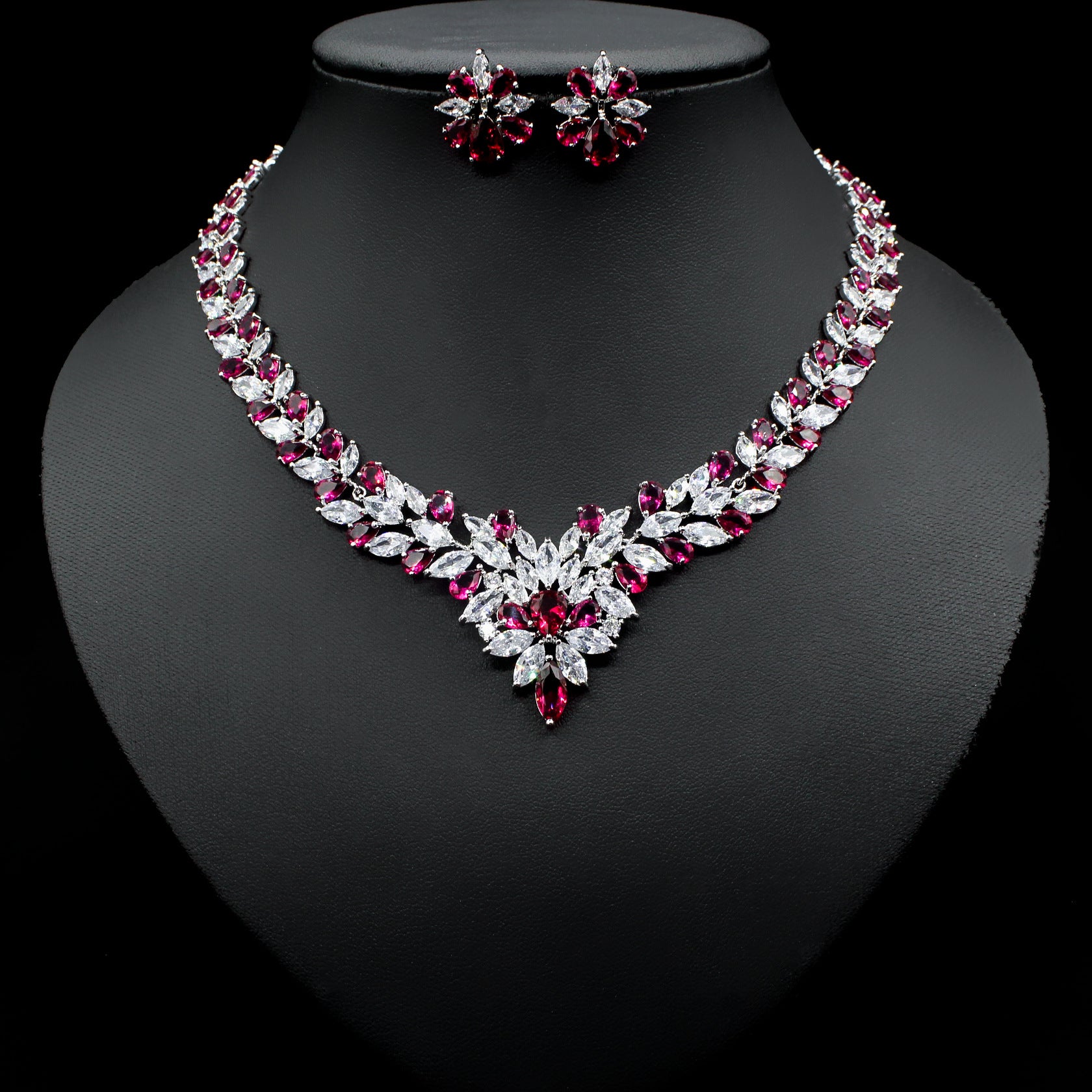 Elegantes Eiskristall-Ohrring-Zirkon-Halsketten-Set