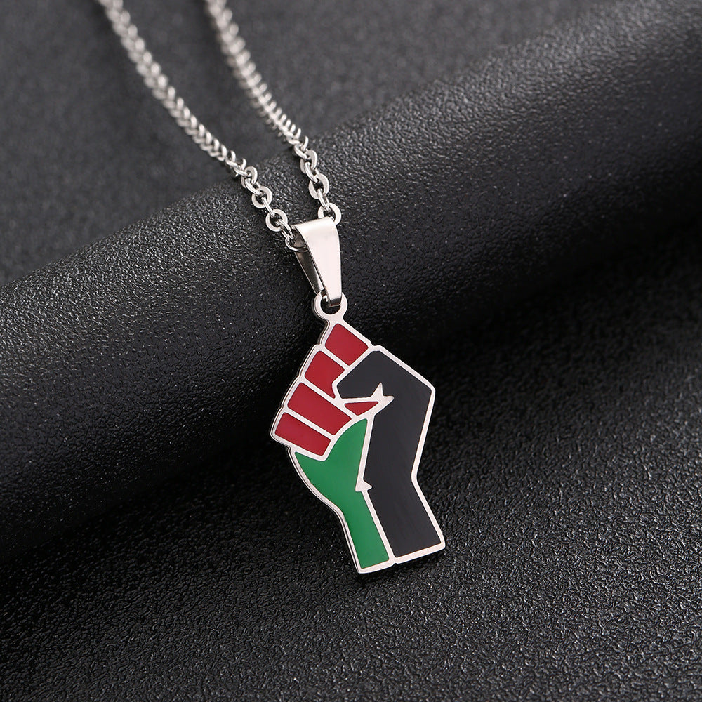 Collar con colgante de acero titanio y símbolo de puño africano