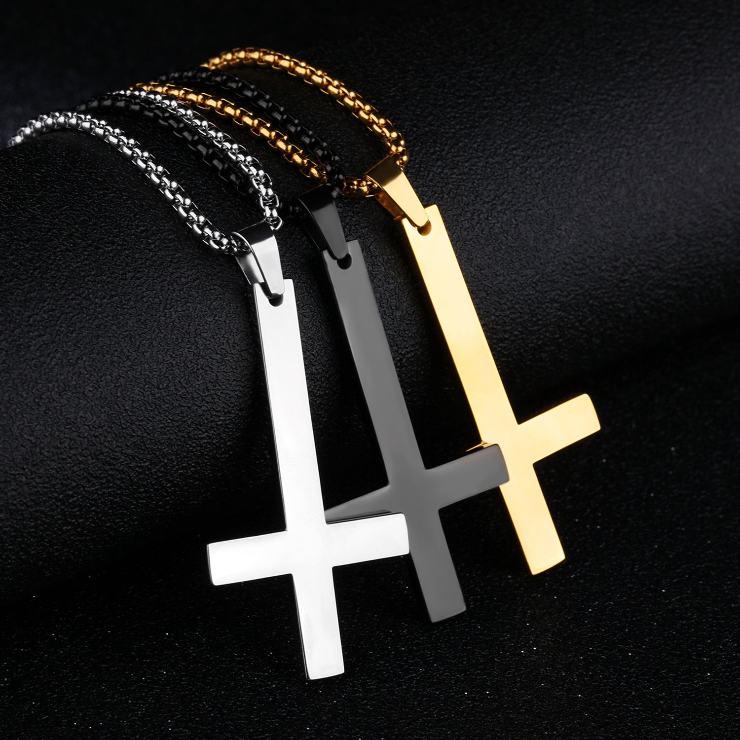 Herrenhalskette aus Edelstahl mit umgedrehtem Kreuz