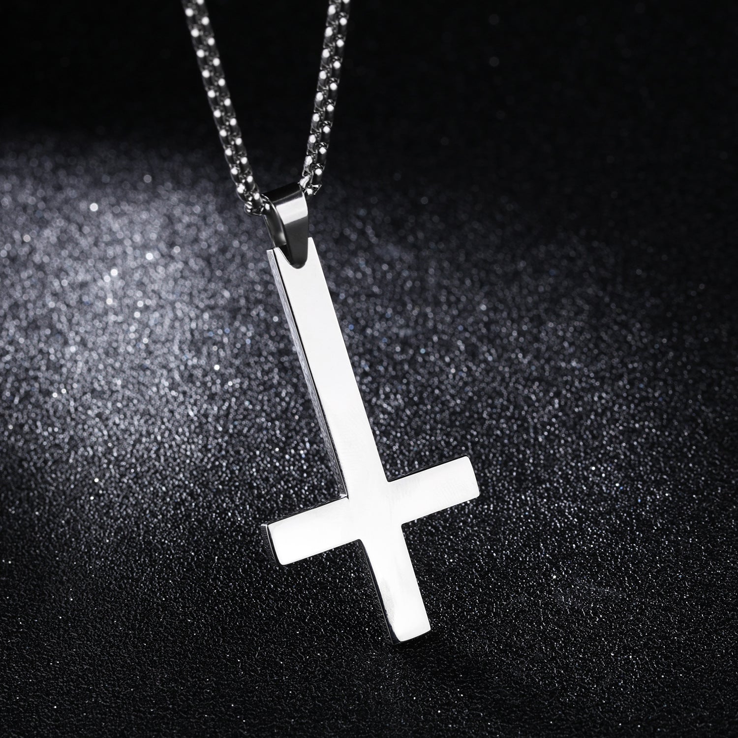 Herrenhalskette aus Edelstahl mit umgedrehtem Kreuz